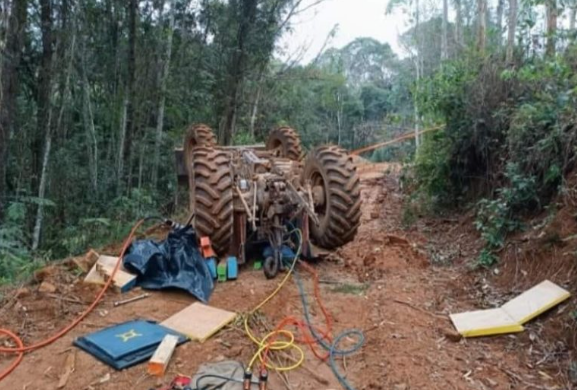 Criança de oito anos morre após acidente com trator