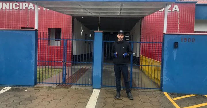 Com medo de atentado, pai de aluno trabalha voluntariamente como vigilante em SC