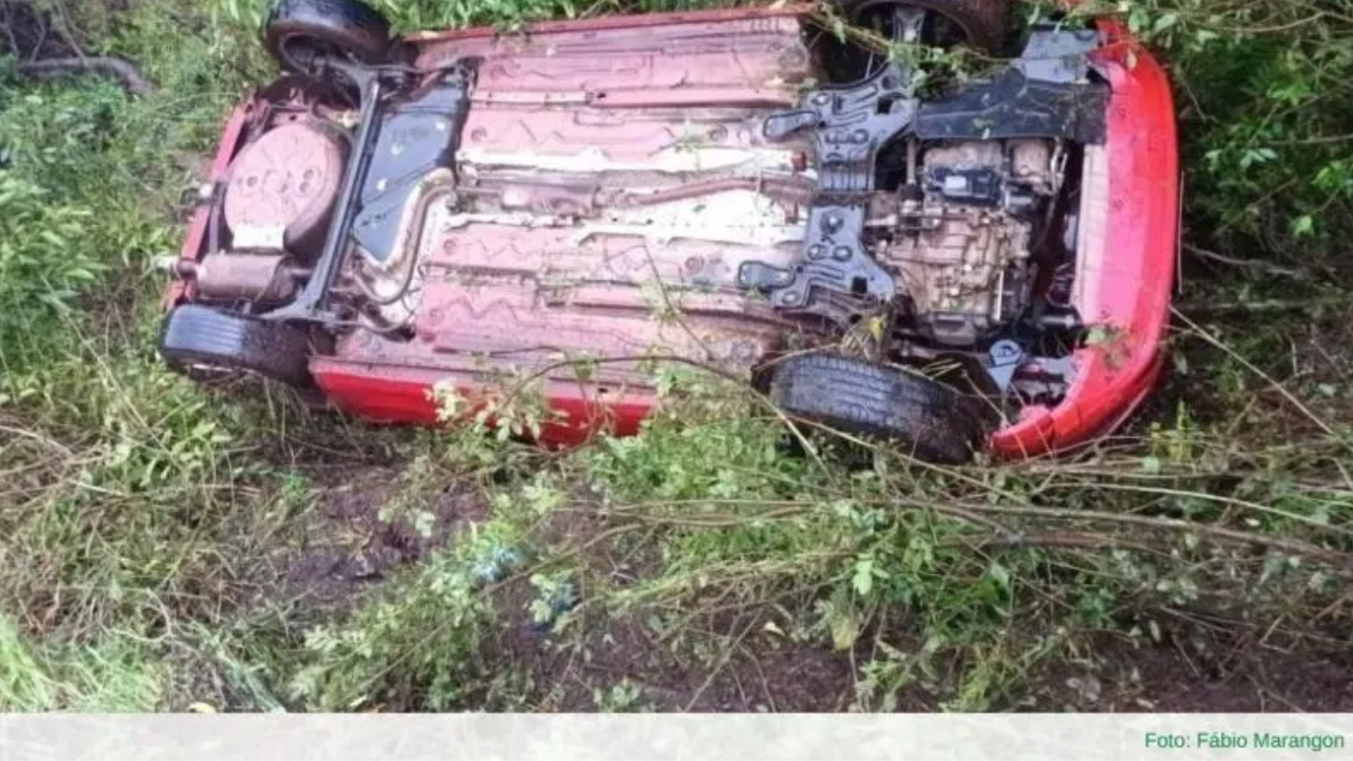 Capotamento de veículo de Panambi é registrado na BR-158, em Pejuçara