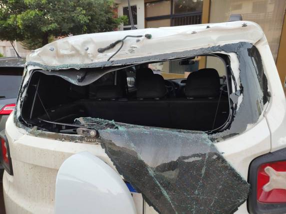 Caminhão bate em dois veículos estacionados e motorista tenta fugir, em Catuípe