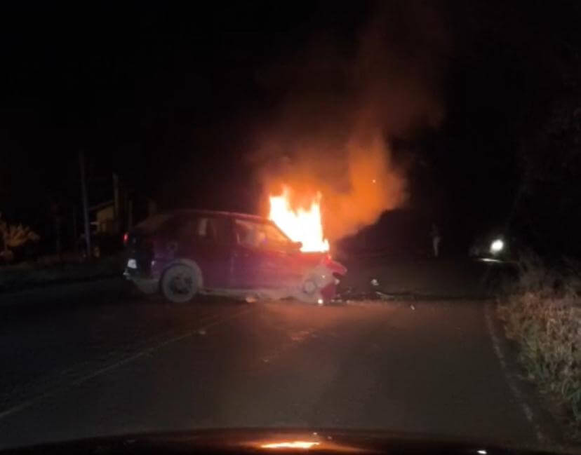 Colisão entre veículos deixa carro em chamas na ERS-585 entre Erval Seco e Seberi