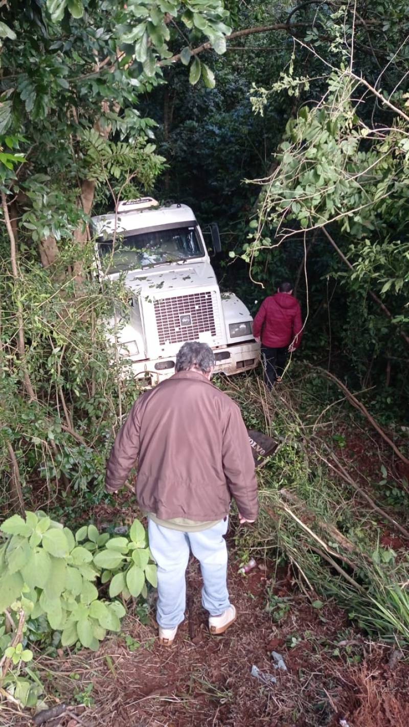Caminhão sai da pista e acaba dentro de riacho em Santo Ângelo
