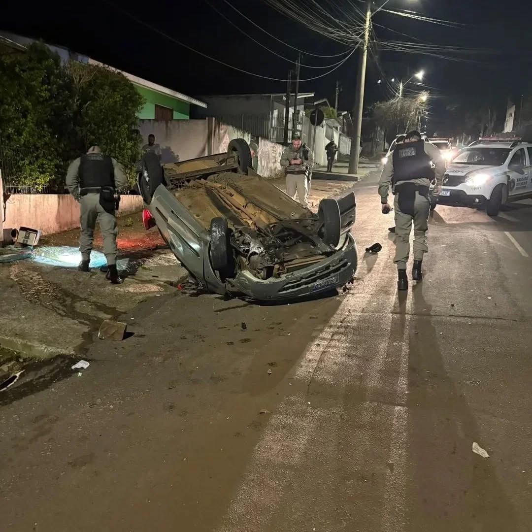 Suspeito foge da Brigada Militar, capota carro e é detido em Passo Fundo