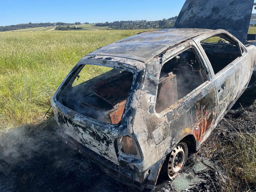 Carro queimado é localizado com cofre roubado de loja do Centro de Passo Fundo