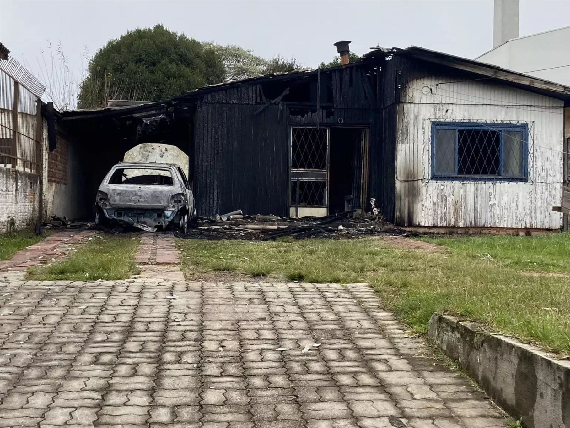 Incêndio criminoso consome residência e deixa proprietário com ferimentos graves em Passo Fundo