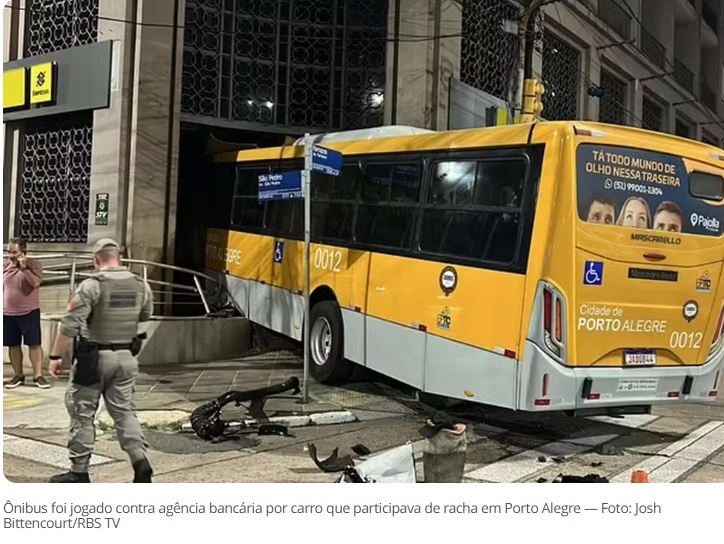 Motorista bate carro em ônibus durante racha e joga coletivo para dentro de agência bancária em Porto Alegre