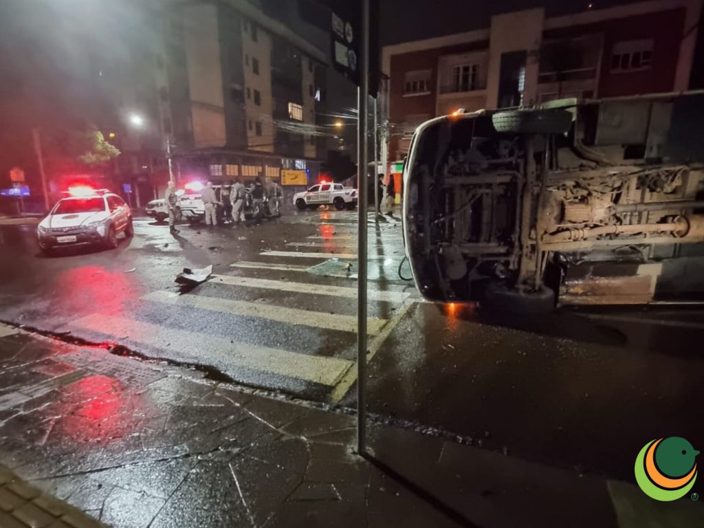 Micro-ônibus tomba após ter a frente invadida por caminhonete no Centro de Passo Fundo