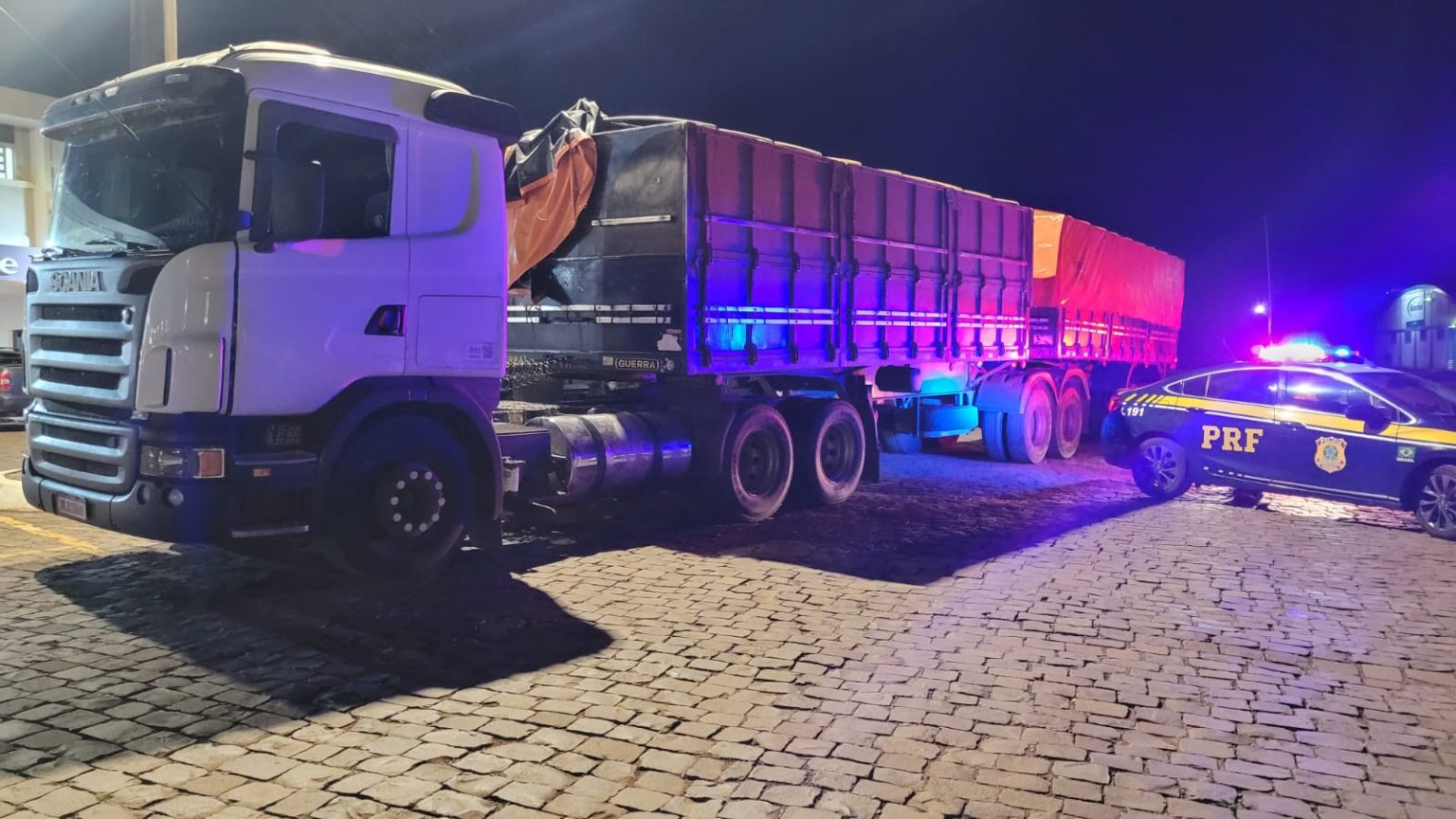 PRF apreende bitrem carregado com cerca de 400 mil maços de cigarros contrabandeados em Carazinho