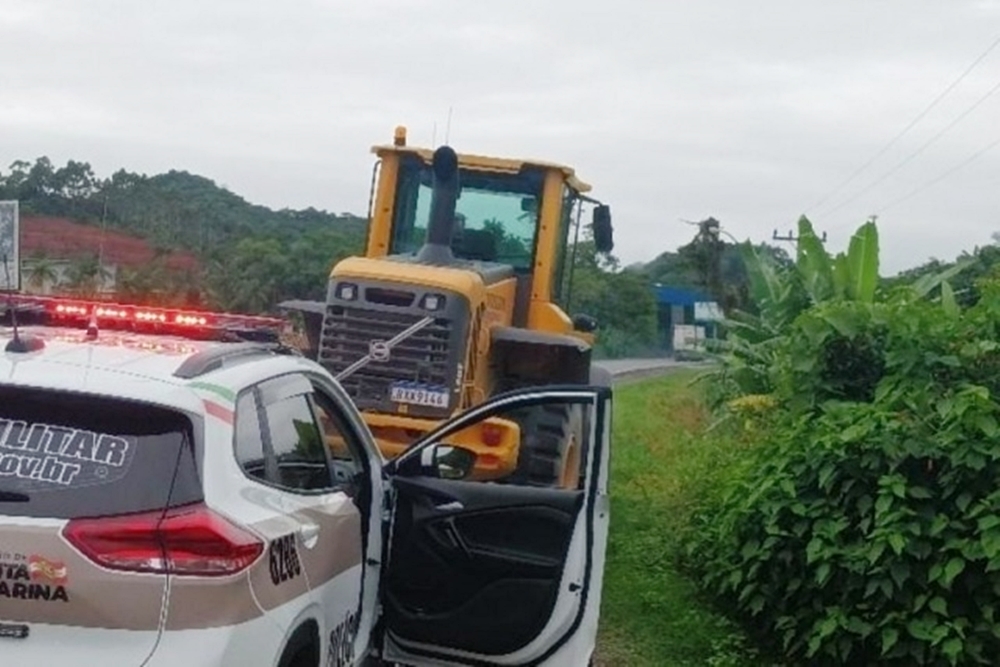 Homem é demitido e ‘foge’ com trator da empresa