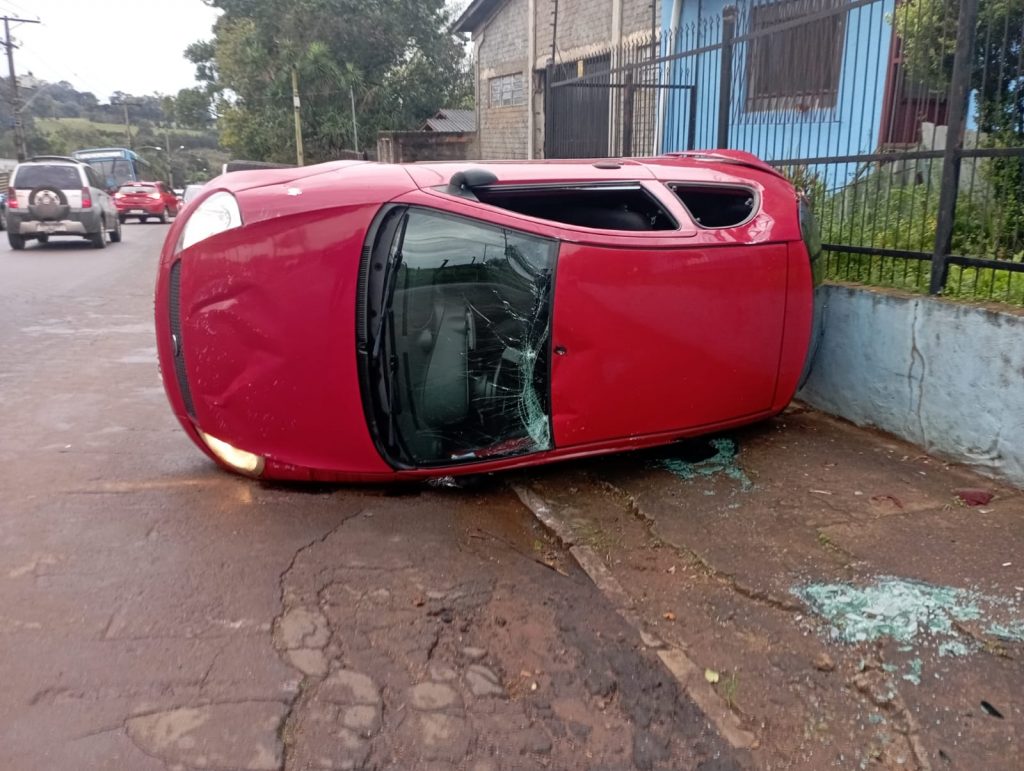 Veículo tomba após bater com outro em Passo Fundo