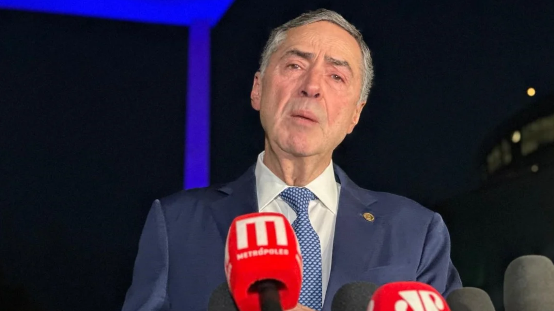 Barroso anuncia saída do STF e abre espaço para indicação de Lula