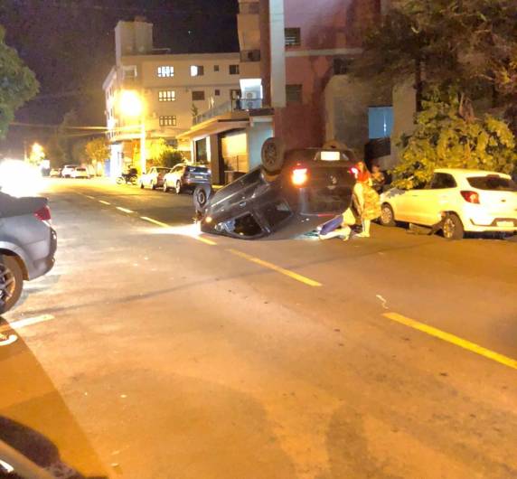 Veículo capota no Centro de Santa Rosa