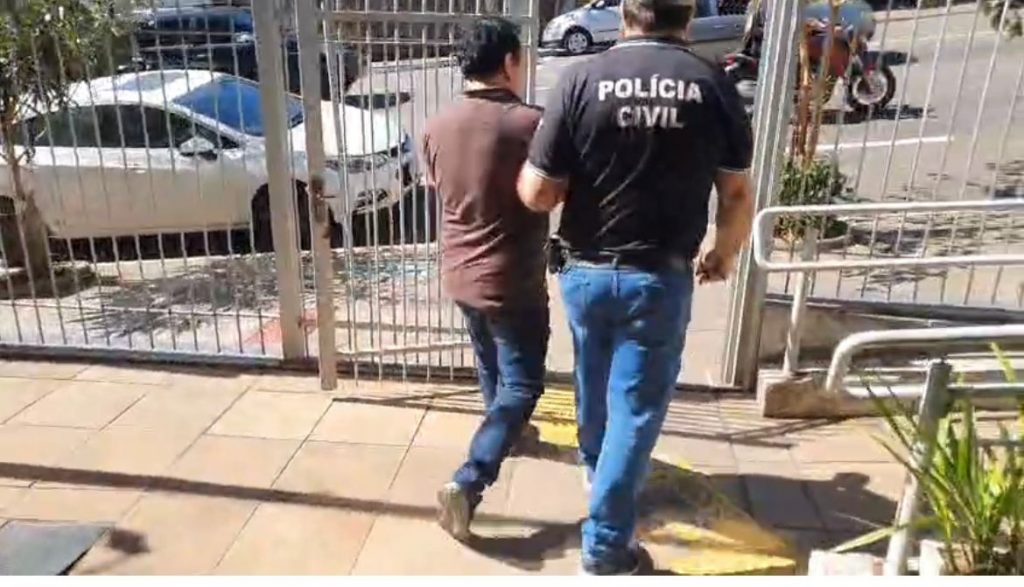Homem que se passava por médico para aplicar golpes é preso em Passo Fundo