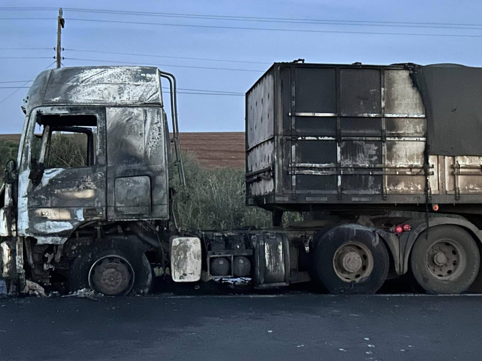 Incêndio Destrói Cabine de Carreta na BR-158 em Cruz Alta