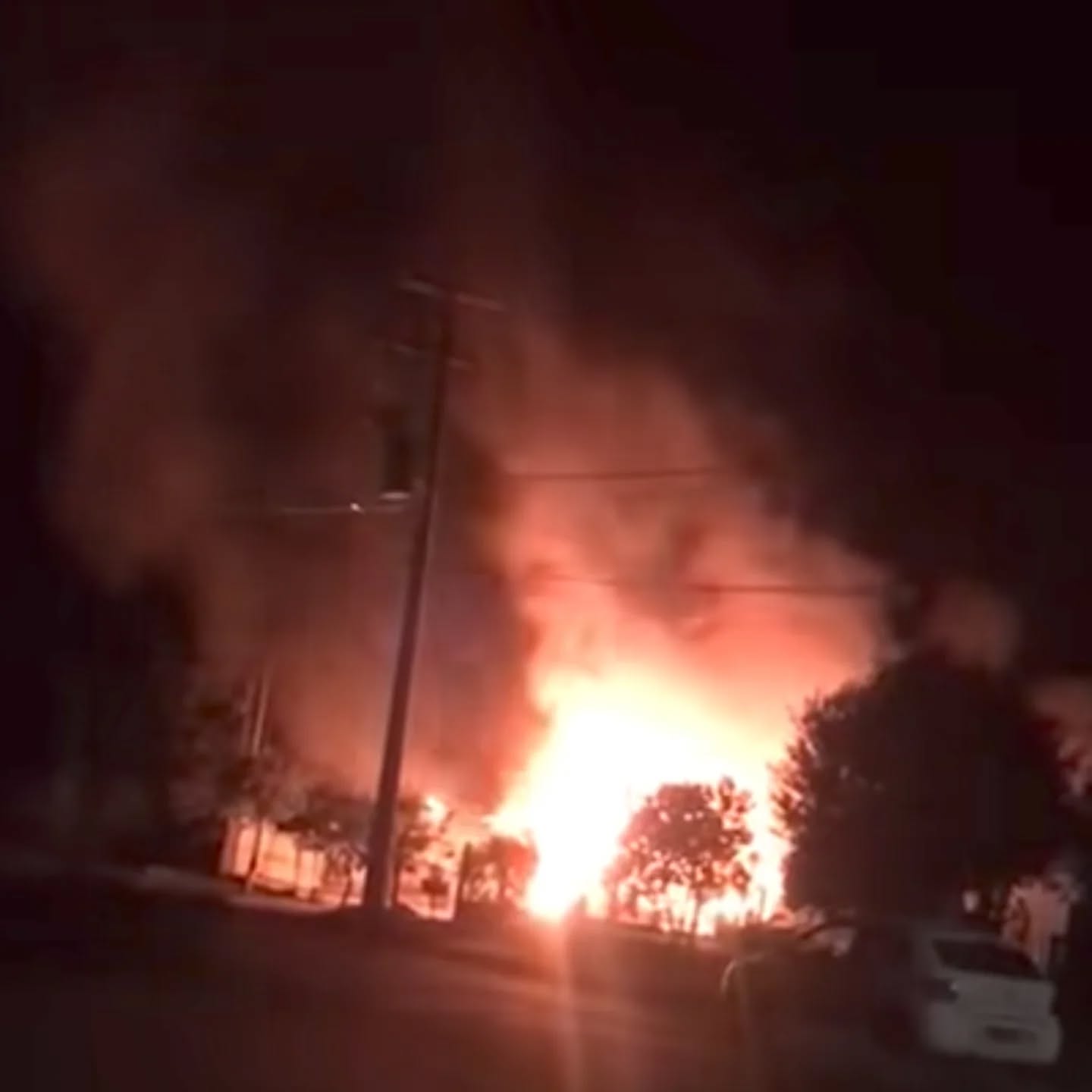 Sinistro destrói veículo e garagem em Dezesseis de Novembro