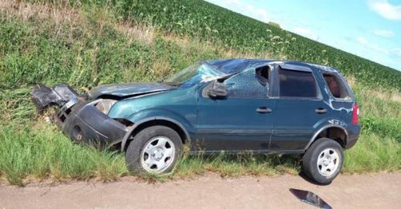 Saída de pista seguida de capotamento na BR 285 deixa radialista ferida