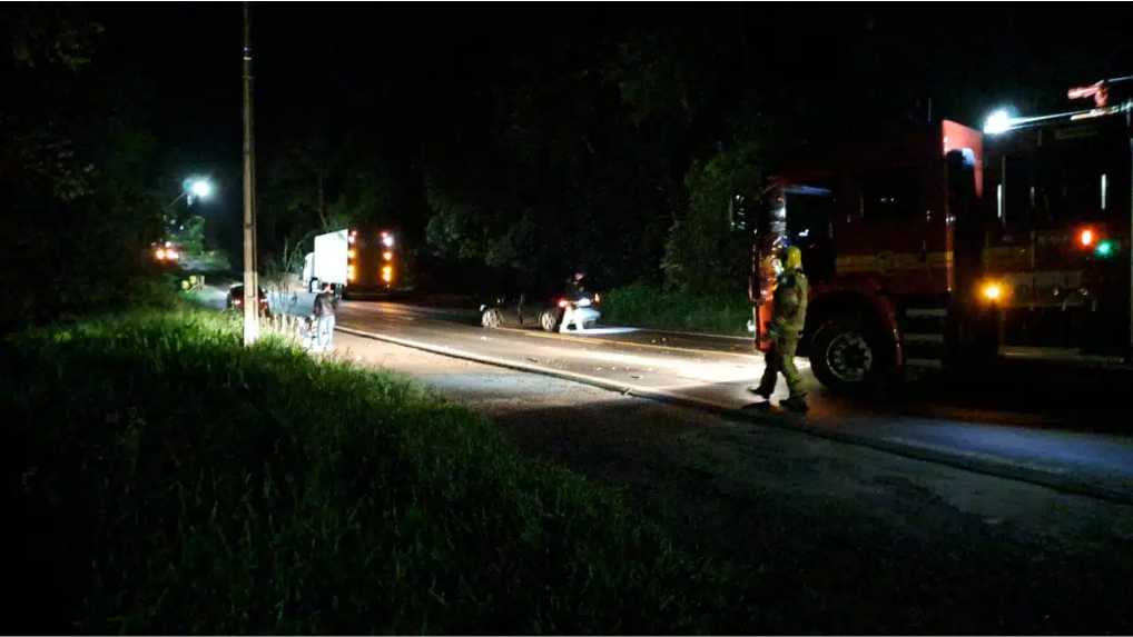 Colisão entre dois veículos deixa via bloqueada e uma pessoa ferida na BR-285