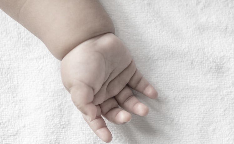 Pai mata bebê de dois meses