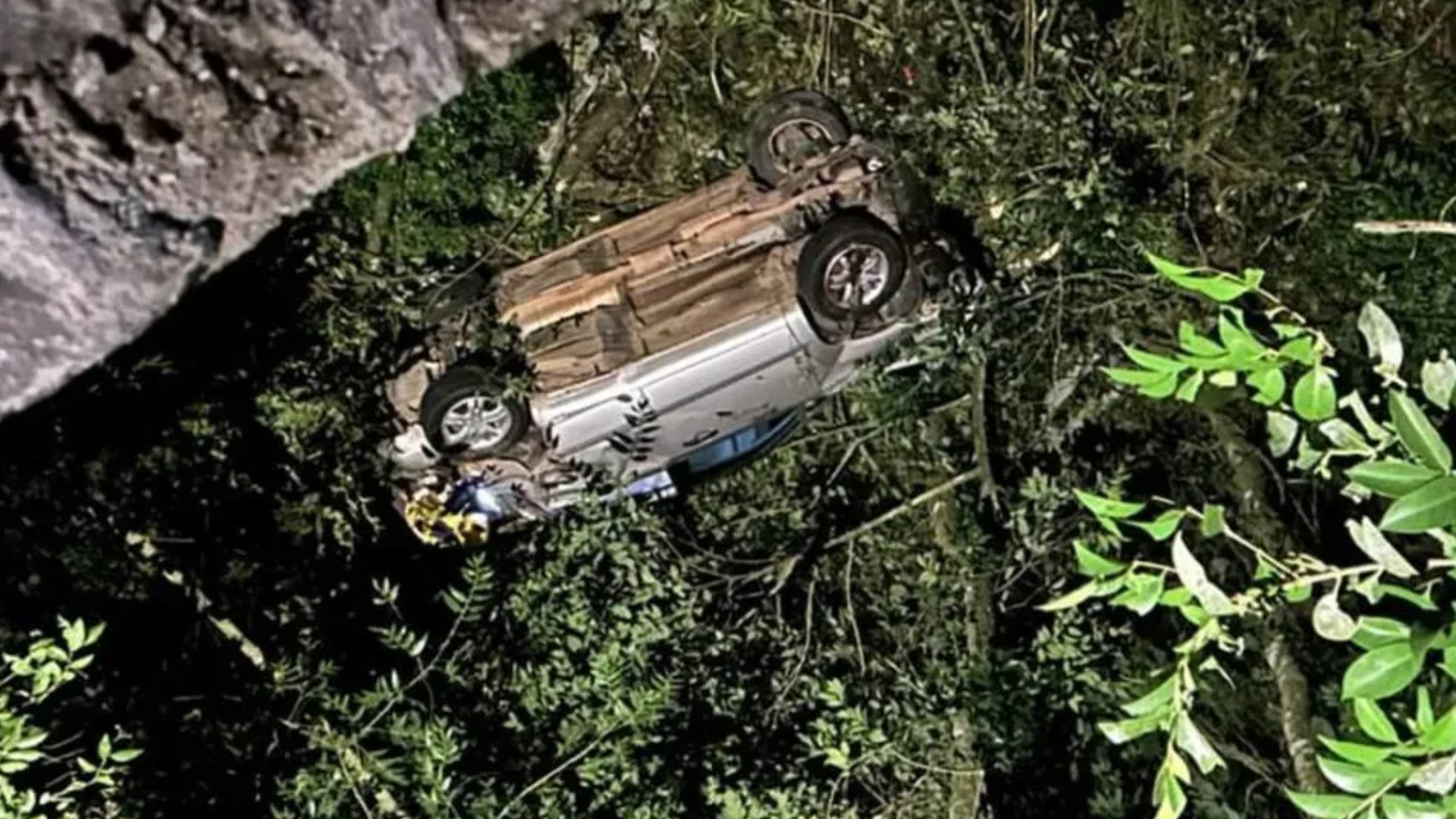 Condutor sobrevive após veículo despencar de ponte com 25 metros na ERS-446 no RS