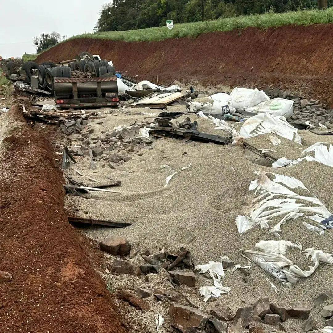 Carreta fica destruída após capotamento na BR-163 em Guarujá do Sul
