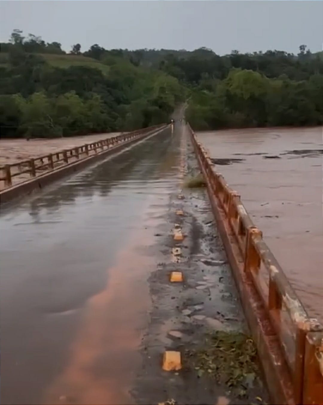 Ponte sobre o Rio da Várzea em Rodeio Bonito é levada pelas águas