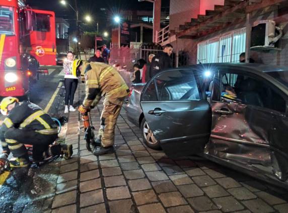 Casal fica ferido em acidente de trânsito em Passo Fundo