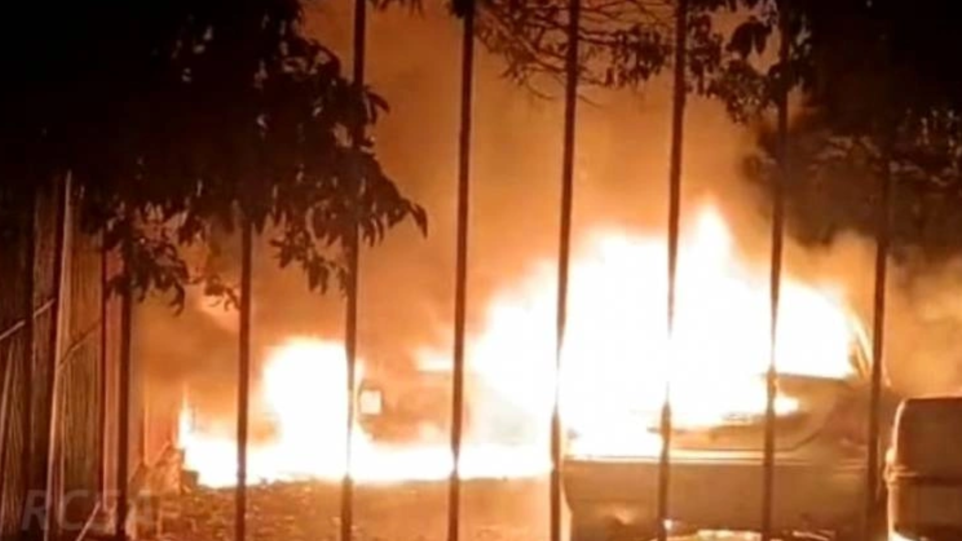 Incêndio atinge garagem privada de veículos em Santo Ângelo e mobiliza equipes de emergência