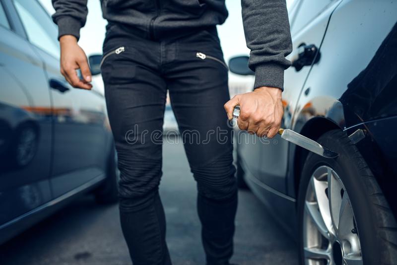 Homem corta pneus de carro no centro de Cruz Alta e é preso pela Brigada Militar