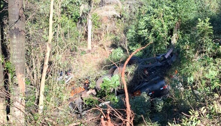 Acidente grave na ERS-342 deixa motorista de caminhão de combustível morto entre Ijuí e Cruz Alta