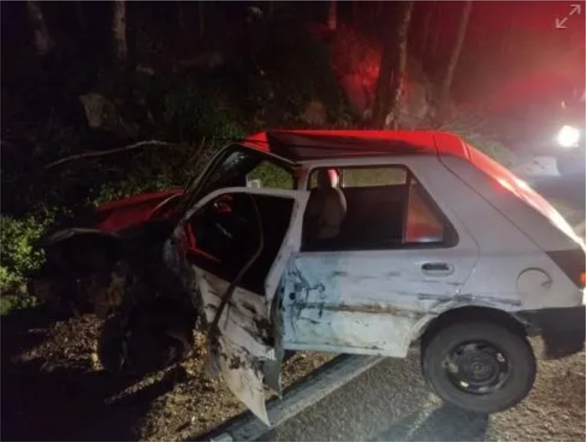 Carro colide contra caminhão e motorista não é encontrado no local