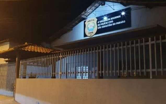 Pai mata filha de 5 anos após criança urinar no chão
