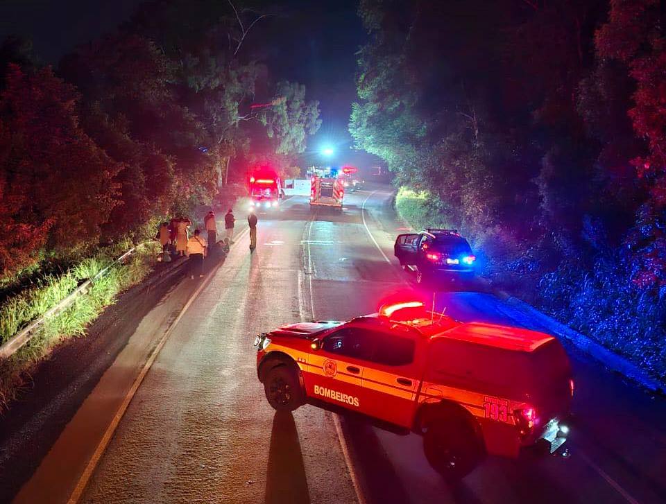 Três morrem após queda de ônibus em ribanceira na BR-470