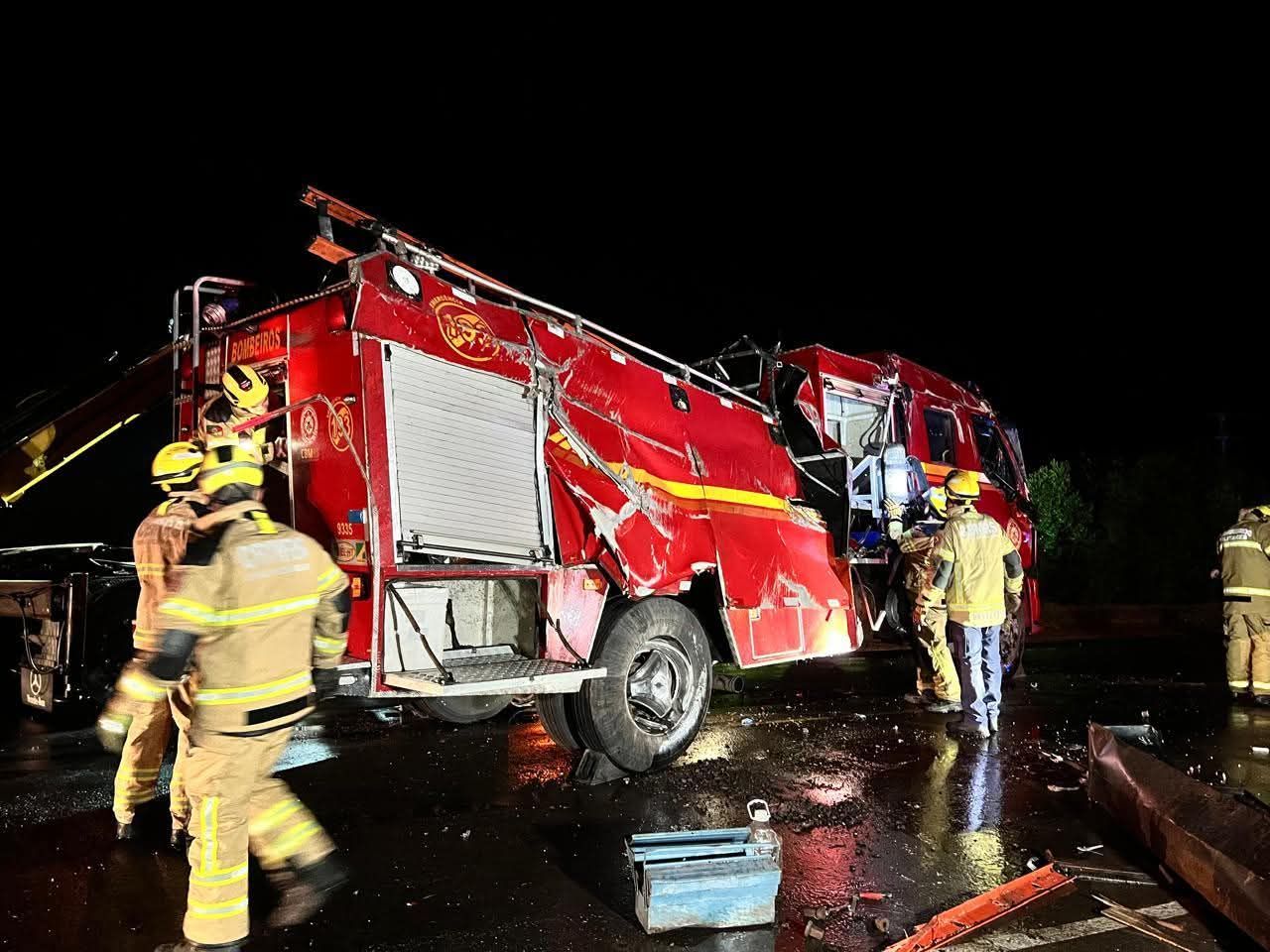 Caminhão dos Bombeiros tomba na BR-290 e deixa militares feridos