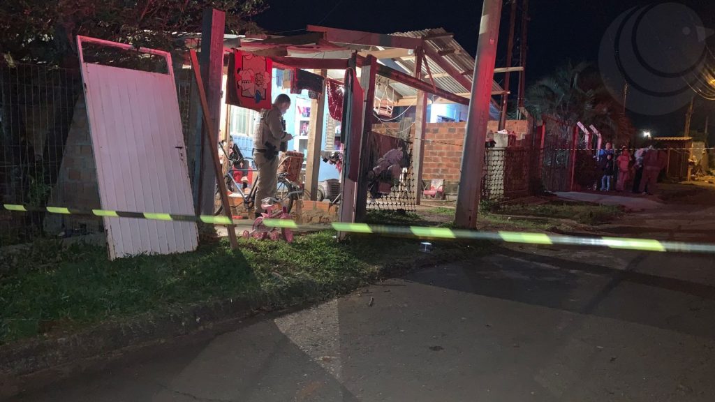 Criminosos matam homem, baleiam criança e deixam outra vítima ferida em Passo Fundo