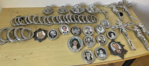 Fotos, crucifixos e porta-retratos foram encontrados em bolsa no Cemitério de Crissiumal