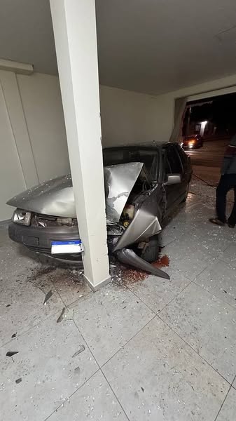 Veículo invade sala comercial no perímetro urbano de Tenente Portela e condutor foge do loca