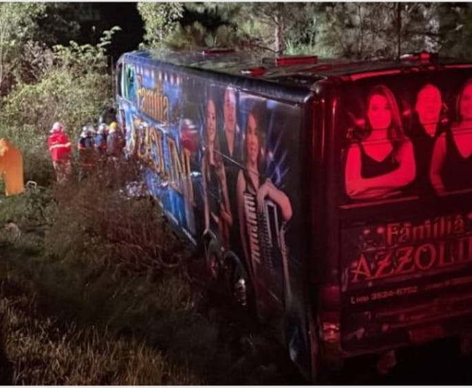 Duas pessoas morrem em acidente envolvendo ônibus da banda Família Azzolini no Paraná