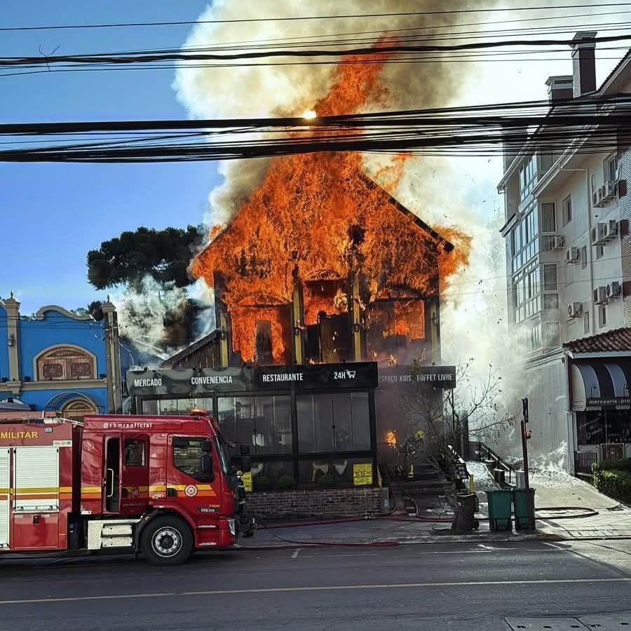 Incêndio de grandes proporções consome restaurante em Gramado