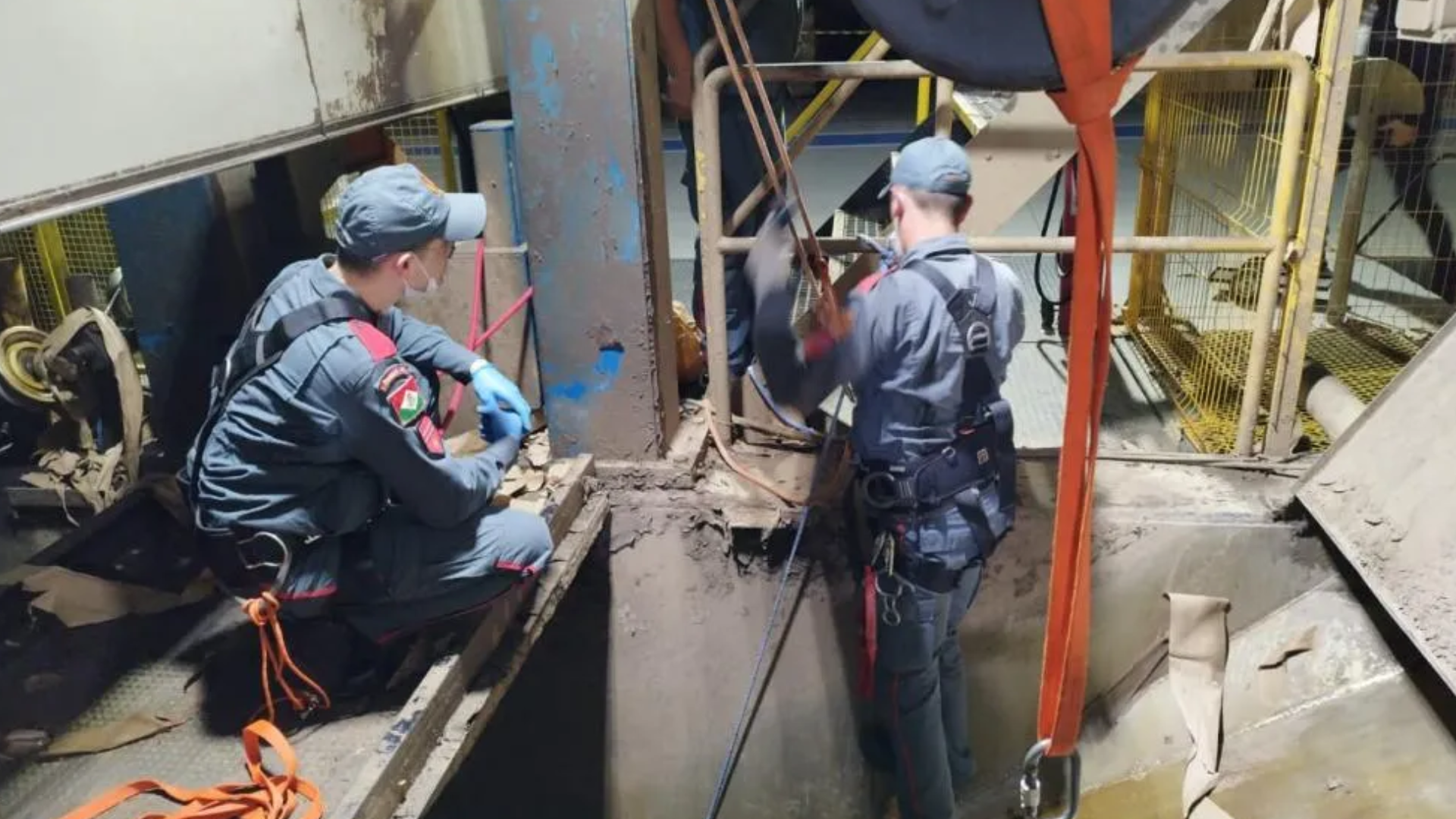 Funcionário morre ao cair dentro de máquina de papel no Meio-Oeste