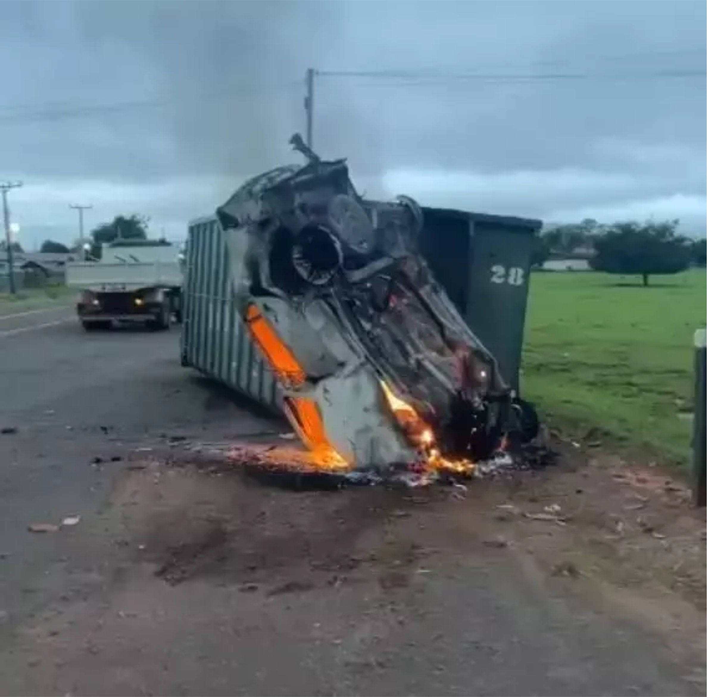 Marido mata mulher a facadas na frente da filha e morre carbonizado em acidente