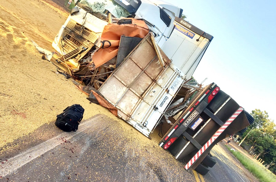 Frederico Westphalen: Acidente entre caminhões na BR-386 deixa uma das pistas bloqueada na manhã desta quarta-feira (08)