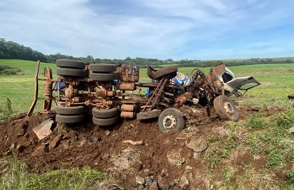 Caminhão fica destruído após saída de pista em Jóia
