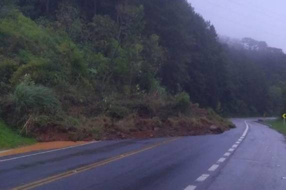 Tragédia: Chuva causa deslizamento de terra sobre carros e bloqueia rodovia no Paraná