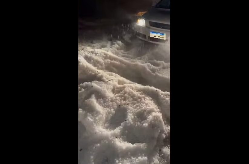 Carro atola no gelo acumulado em rodovia após queda de granizo no RS; ‘cerca de 50 centímetros de gelo’, diz polícia rodoviária