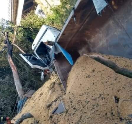 Caminhão cai da ponte do Rio Jacuí em Rio Pardo