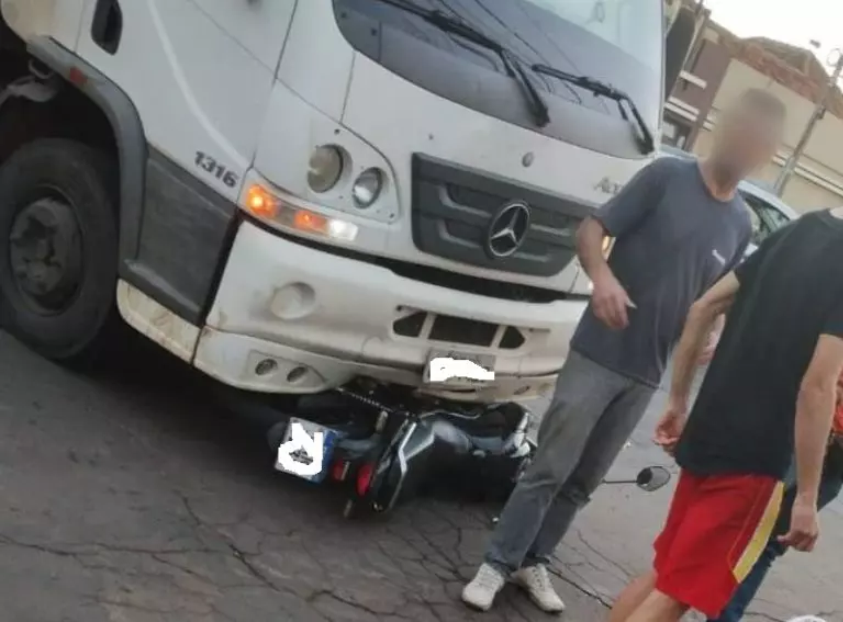 Acidente no centro de Santo Ângelo envolve moto e caminhão