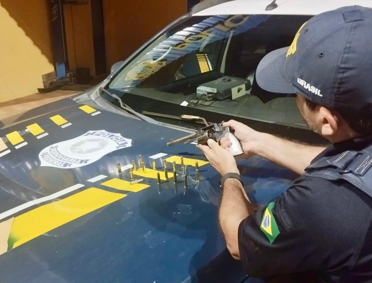 PRF prende homem armado que tentou fugir da abordagem em Sarandi