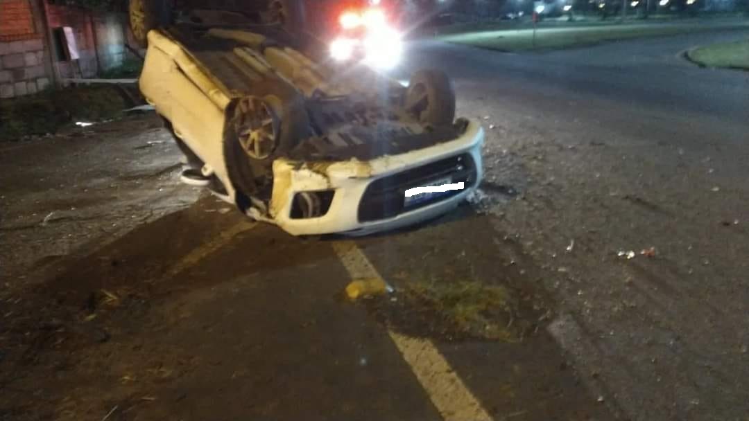 Capotamento é registrado na ERS-324 em Passo Fundo