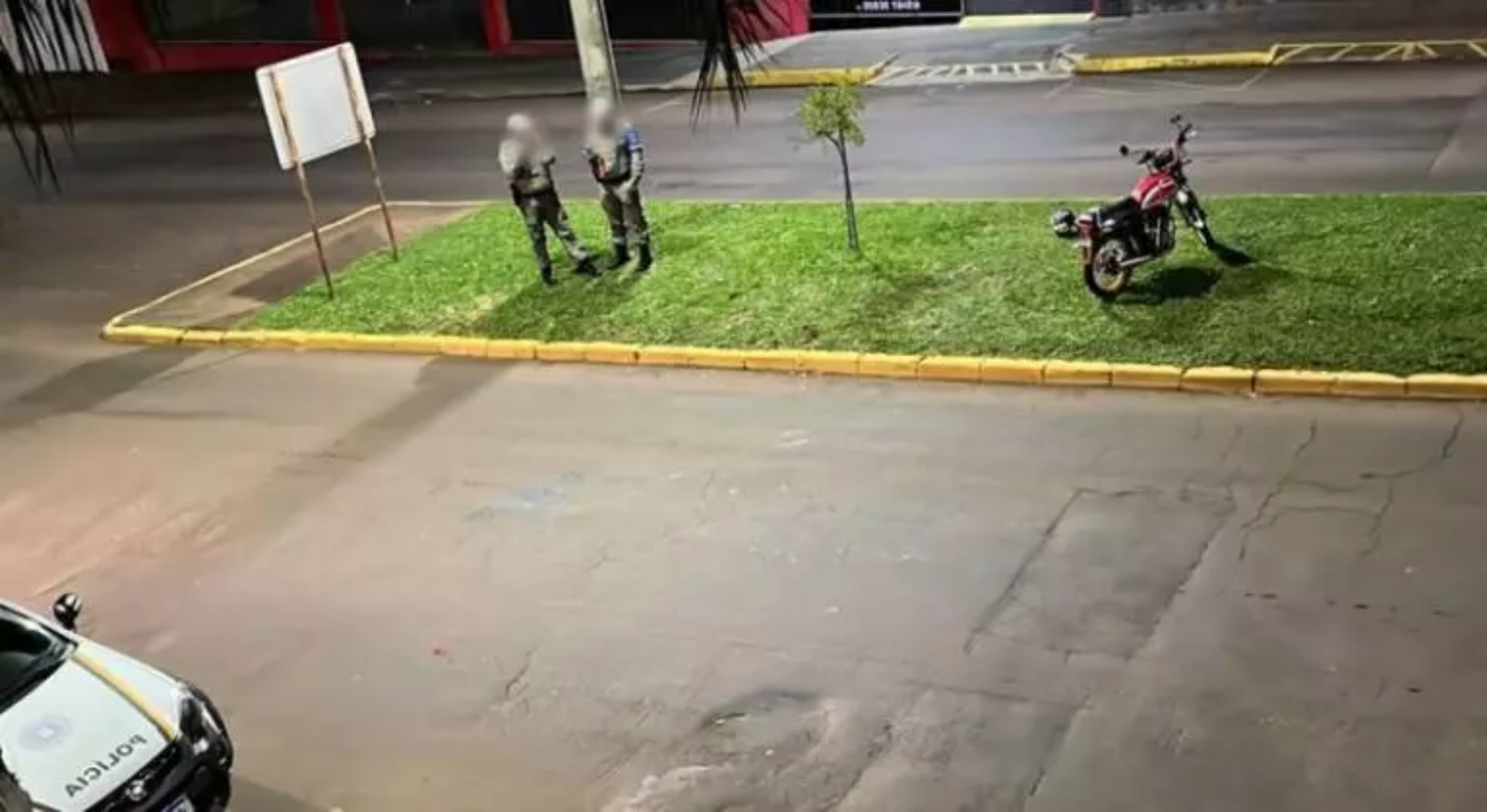 Motociclista empina moto, perde controle e sofre acidente em Santo Ângelo