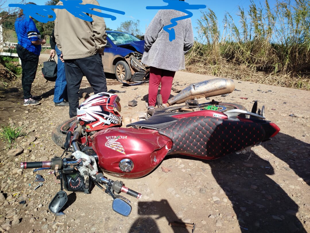 Acidente entre táxi e motocicleta deixa ferido no interior de Crissiumal